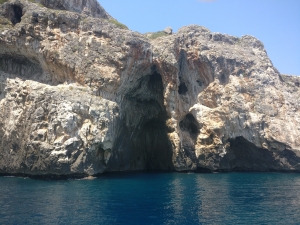 escursione alle grotte in barca a vela